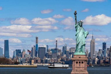 Manhattan, Mimarlık ve Turizm Konsepti 'nin aşağısında yer alan New York şehir manzaralı nehir kenarındaki Özgürlük Anıtı.