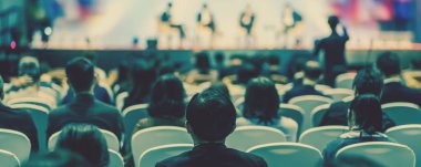 Afiş kapak sayfasından konferans salonu veya Seminer Toplantı, iş ve eğitim yatırım kavramı hakkında sahnede hoparlörler dinleme seyirci arkadan görünüş
