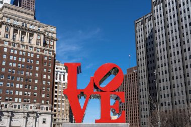 Philadelphia, ABD-Mar 2019: Mart 'ta Philadelphia modern bina üzerinde closeup aşk Park karakteri 24, 2019. ABD, Love Park, resmen John F. Kennedy Plaza olarak bilinen Center City bulunan
