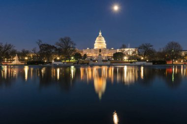 Alacakaranlıkta Birleşik Devletler Kongre Binası. Büyük havuz, Washington, DC, Amerika Birleşik Devletleri ya da Amerika Birleşik Devletleri ile süper dolunay yansıması. Seyahat konsepti tarihi ve kültürü.