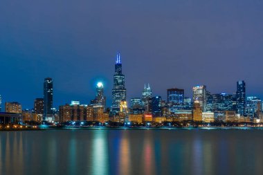 Chicago Cityscape Skyscraper nehir tarafı Michigan Gölü boyunca güzel bir alacakaranlık zamanı, Illinois, Amerika Birleşik Devletleri, Usa, İş Mimarisi ve turizm konseptiyle bina