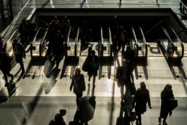 New York, Abd - Nis 2019 : 3 Nisan 2019 tarihinde, aşağı Manhattan,New York, Birleşik Devlet'te iş yerinde yürüyen merdivene çıkan tanınmayan yolcu ve turistin üst tenli silueti