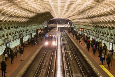 Washington DC, ABD-Mar 2019:21 Mart 2019 Washington DC Metro sistemi ulaşım yeraltı metrosunda demiryolu pistlerinin yukarıda yükseltilmiş tren için wating tanımlanmamış yolcu. Abd
