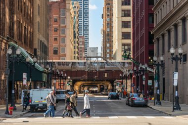 Chicago, Abd - Mar 2019 : Yükseltilmiş Tren Rayları 17 Mart 2019 tarihinde Chicago, Illinois, ABD'de Loop hattındaki bina arasındaki demiryolu raylarının üzerinde çalışıyor