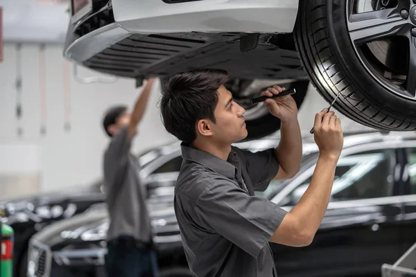 Asijská Mechanika Kontrola Práce Pochodněmi Servisním Středisku Pro Údržbu Které — Stock fotografie