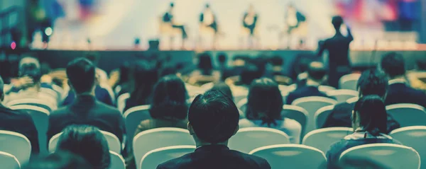 Banner Försättsblad Bakifrån Publik Lyssnar Högtalare Scenen Konferens Hall Eller — Stockfoto