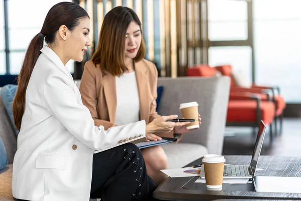 Duas Empresárias Asiáticas Discutindo Com Parceiro Negócios Com Laptop Tecnologia — Fotografia de Stock