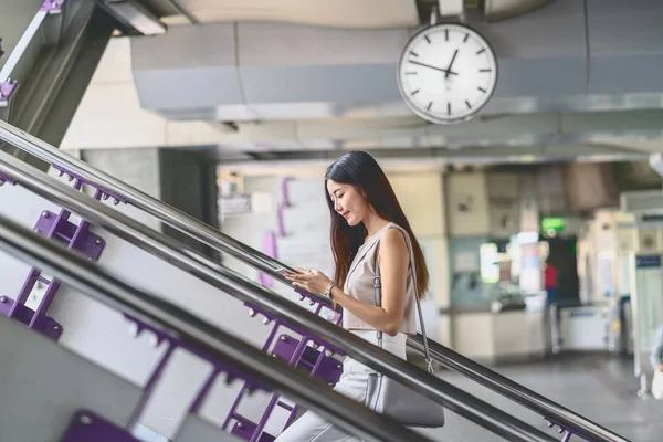 Joven Pasajera Asiática Usando Teléfono Móvil Inteligente Subiendo Las Escaleras — Foto de Stock