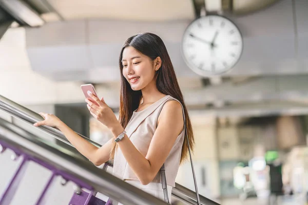 Jovem Asiática Passageira Usando Telefone Celular Inteligente Subindo Escadas Estação — Fotografia de Stock
