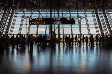 Şangay, Çin - Mar 2019: Tanınmayan yolcu ve turistin silueti 13 Mart 2019 'da Pudong uluslararası havaalanı terminalinin yoğun saatinde yolcu kapısına yürüyor, Şangay, Çin