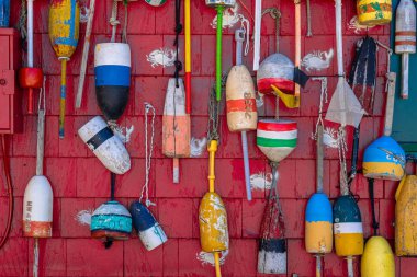 Boston, Massachusetts Usa 'daki ahşap duvarda asılı çeşitli renkte balık şamandırası Navigasyon ekipmanları ve seyahat, arka plan ve şablon konsepti