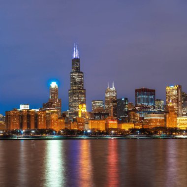 Güzel alacakaranlık saatinde Michigan Gölü boyunca Chicago Cityscape nehir tarafı, Illinois, Amerika Birleşik Devletleri, İş Mimarisi ve turistik kavramı ile bina