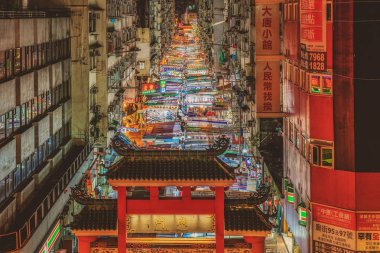 Mong Kok, Hong Kong - Temmuz, 2019 : 4 Temmuz 2019'da Yau Ma Tei istasyonu alanında Public Temple caddesinin en güzel manzara, Hong Kong, Temple Street Hong Kong'un en ünlü gece pazarıdır.