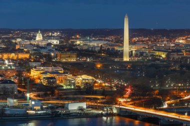 Washington DC 'nin şehir merkezindeki en iyi manzara. Bu manzarada Birleşik Devletler Kongre Binası, Washington Anıtı ve Lincoln Anıtı, seyahat konsepti tarihi ve kültürü görülebilir.