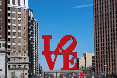 Philadelphia, ABD-Mar 2019: Mart 'ta Philadelphia modern bina üzerinde closeup aşk Park karakteri 24, 2019. ABD, Love Park, resmen John F. Kennedy Plaza olarak bilinen Center City bulunan