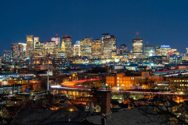 Charles nehri üzerindeki Longfellow Köprüsü 'nün üzerinde akşam üzeri Usa şehir merkezi silueti, mimari ve ulaşım konsepti olan bir bina.