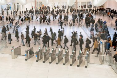 New York, Abd - Nis 2019 : Tanımsız yolcu ve turist yürüyüş üst görünümü ve 3 Nisan 2019 tarihinde yoğun saatlerde metro için kartı ve çıkış kartı kaydırın, aşağı Manhattan, New York, Amerika birleşik devlet