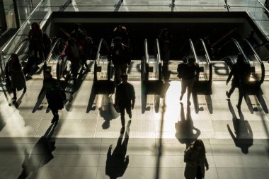 New York, Abd - Nis 2019 : 3 Nisan 2019 tarihinde, aşağı Manhattan,New York, Birleşik Devlet'te iş yerinde yürüyen merdivene çıkan tanınmayan yolcu ve turistin üst tenli silueti