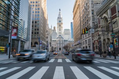 Philadelphia belediye binası eski bina ve trafikli, Philadelphia, Pennsylvania, Amerika Birleşik Devletleri, Usa, saat kulesi, turizm konseptli turist mimarisi ve binası