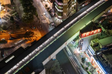 Tokyo, Japonya - Şubat 2019 : Tokyo'da 13, 2019'da, şehir manzarası ve trafiği olan tren istasyonunda bekleyen ve trene binen tanınmayan yayaların en iyi görünümü