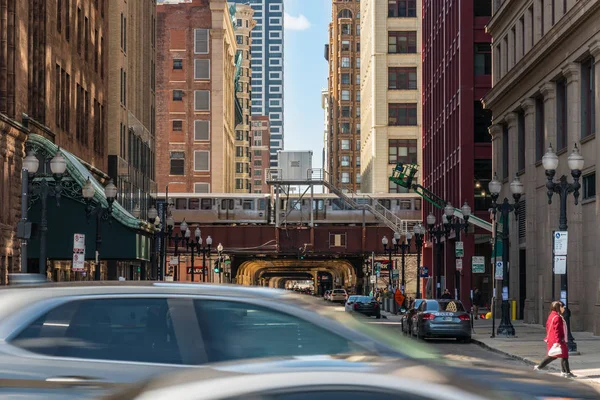 シカゴ アメリカ 2019年3月 高架鉄道線路は 2019年3月17日にイリノイ州シカゴでループラインの建物間の線路の上を走っています — ストック写真