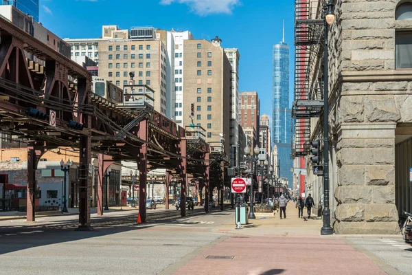 Chicago caddesi, Chicago şehir merkezinin modern ve klasik binaları arasındaki trafikle Chicago, Illinois, ABD, İş ve Modern Ulaşım konsepti