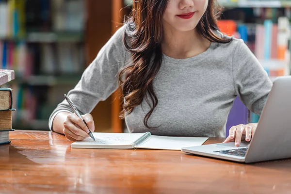 Primeros Planos Asiático Joven Estudiante Escritura Mano Tarea Uso Tecnología —  Fotos de Stock