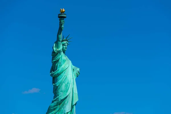 Estatua Libertad Bajo Cielo Azul Bajo Manhattan Ciudad Nueva York —  Fotos de Stock