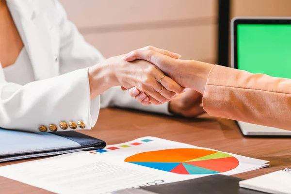 Close Hand Schudden Tussen Twee Aziatische Zakenvrouwen Werken Met Partner — Stockfoto