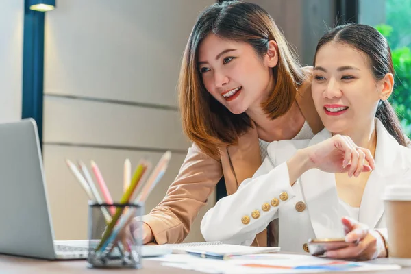 Dvě Asijské Podnikatelky Spolupracující Partnerskou Firmou Prostřednictvím Technologického Notebooku Moderní — Stock fotografie