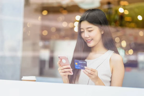 Young Asian Woman Using Credit Card Mobile Phone Online Shopping — Stock Photo, Image