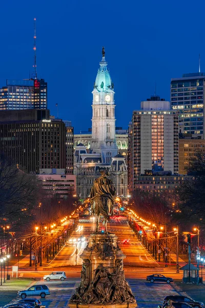 夕暮れ時の街並みを背景に市庁舎上のフィラデルフィアのジョージ ワシントン像のオードストリートのシーン アメリカまたはアメリカ 旅行コンセプトのための歴史と文化 — ストック写真