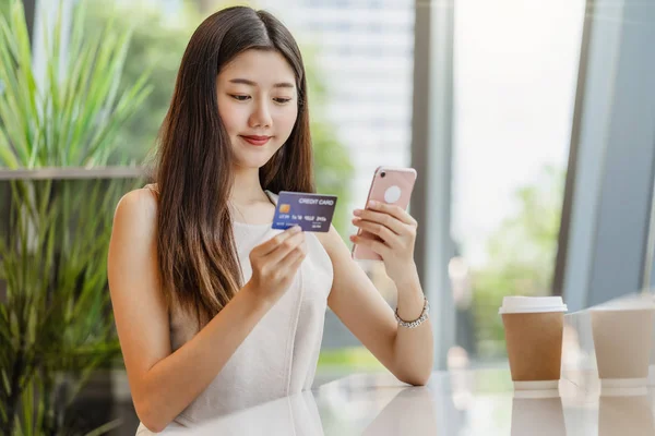 Young Asian Woman Using Credit Card Mobile Phone Online Shopping — Stock Photo, Image