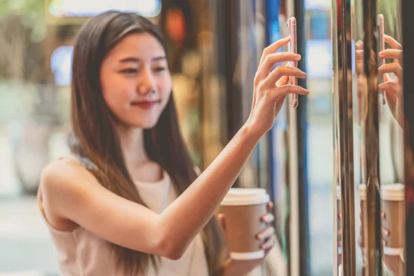 Closeup Asijské Mladá Žena Ruka Pomocí Chytrého Mobilního Telefonu Skenování — Stock fotografie