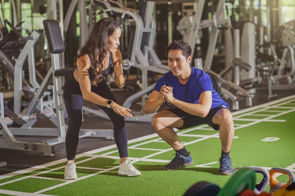 Casal Jovem Diversidade Trabalhar Fora Ginásio Fitness Complexo Desportivo Fazendo — Fotografia de Stock