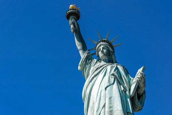 Estatua Libertad Bajo Cielo Azul Bajo Manhattan Ciudad Nueva York —  Fotos de Stock