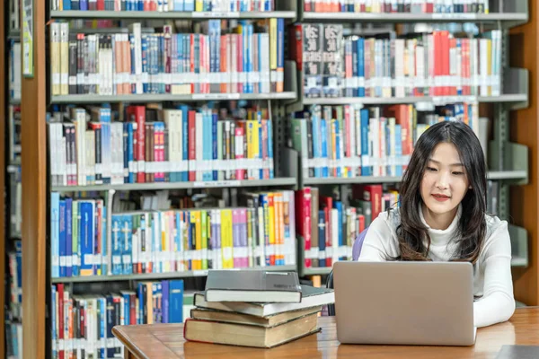 Asiático Joven Estudiante Traje Casual Haciendo Tarea Uso Tecnología Portátil —  Fotos de Stock