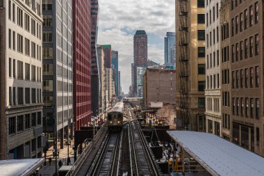 Yükseltilmiş tren parçaları Chicago, Illinois, ABD 'de döngü hattında bina arasındaki demiryolu pistlerinin üzerinde çalışıyor