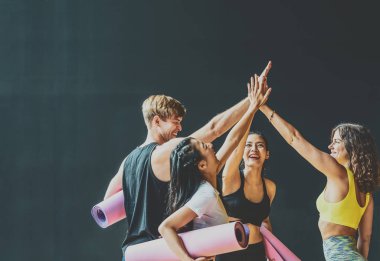 Bir grup farklı sporcu konuşuyor ve kutluyorlar. Bana mutlulukla beş dakika verin. Spor kıyafetleri, sütyen ve pantolon modası, duruş pozisyonu, spor kulübü topluluğu, spor ve sağlık konsepti.