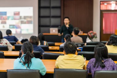 Konferans salonu veya Seminer Toplantı, iş ve eğitim yatırım kavramı hakkında sahnede hoparlörler dinleme seyirci arkadan görünüş
