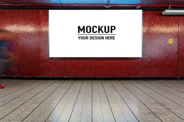 Boş billboard yeraltı salonu veya reklam, mockup kavramı, metro bulunan düşük ışık hızı çekim