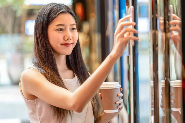 Азиатская Молодая Женщина Рука Помощью Смартфона Сканирования Кино Машины Покупки — стоковое фото