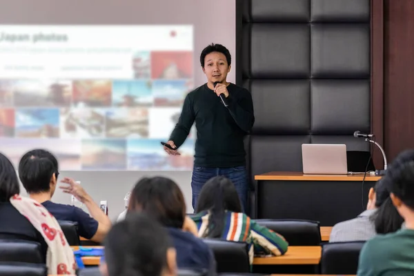 Conférencier Asiatique Conférence Avec Costume Décontracté Sur Scène Présentant Écran — Photo