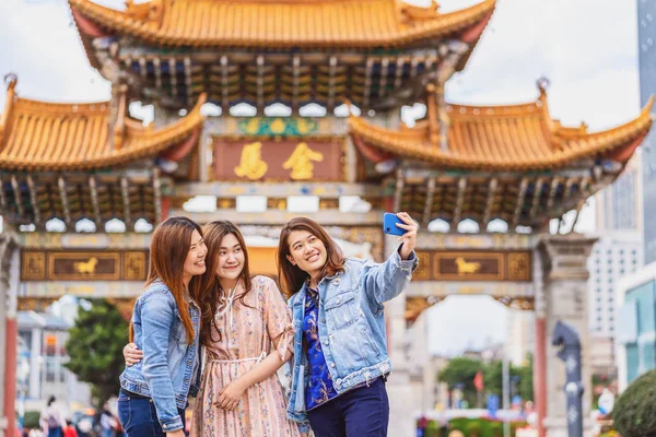 Portret Drie Aziatische Gelukkige Vrouwen Die Samen Een Smartphone Gebruiken — Stockfoto