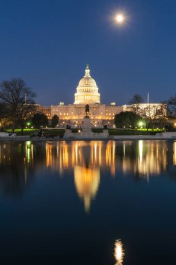 Alacakaranlıkta Birleşik Devletler Kongre Binası. Büyük havuz, Washington, DC, Amerika Birleşik Devletleri ya da Amerika Birleşik Devletleri ile süper dolunay yansıması. Seyahat konsepti tarihi ve kültürü.