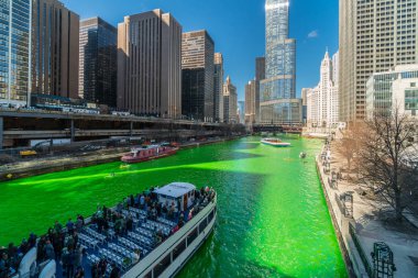 Chicago, Abd - Mar 2019 : 16 Mart 2019'da Abd'nin Illinois şehrinde, Saint Patrick'in tarihinde yeşil renkli nehirle yürüyen Chicago nehri üzerinde çalışan Yatta tanınmayan insanlar ve turistler