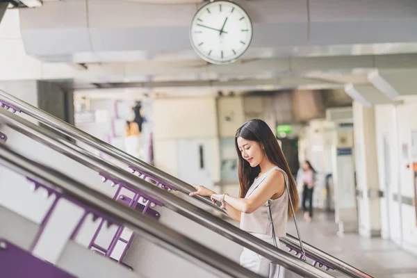 아시아인 승객은 스마트폰을 지하철을 대도시인 한국의 교통을 출퇴근을 — 스톡 사진