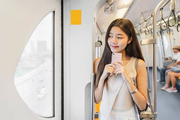 Молодая Азиатка Пассажир Помощью Социальной Сети Помощью Смартфона Метро Поезд — стоковое фото