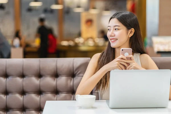 Asiática Jovem Fêmea Segurando Uma Xícara Café Usando Telefone Celular — Fotografia de Stock