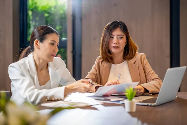 Twee Aziatische Zakenvrouwen Werken Met Het Partnerbedrijf Een Technologische Laptop — Stockfoto